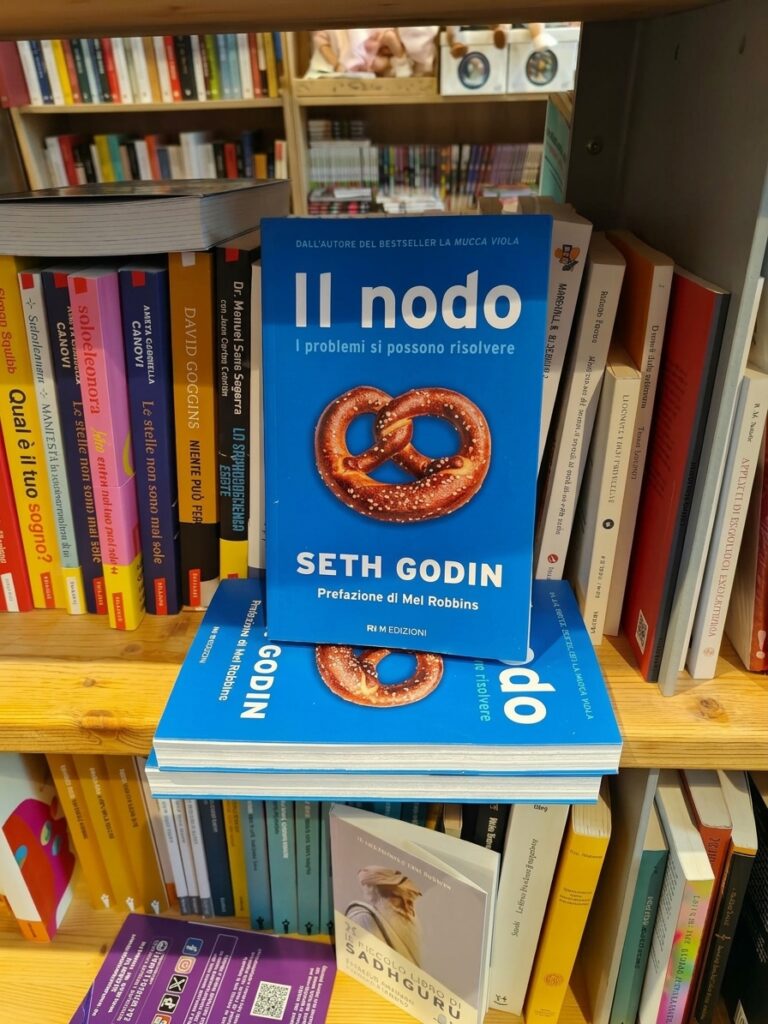 Libro "Il nodo" di Seth Godin esposto sullo scaffale di una libreria